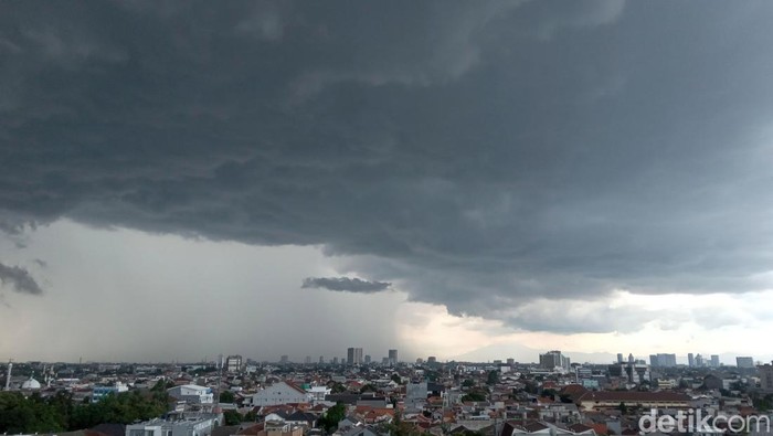Mendung hitam memayungi Jakarta, Minggu (5/1/2025). Menurut BMKG, hujan ringan akan mengguyur sebagian wilayah di  Jakarta hari ini.