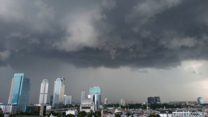 Mendung hitam memayungi Jakarta, Minggu (5/1/2025). Menurut BMKG, hujan ringan akan mengguyur sebagian wilayah di Jakarta hari ini.