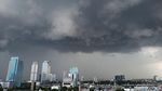 Penampakan Mendung Hitam Menggelayut di Langit Jakarta
