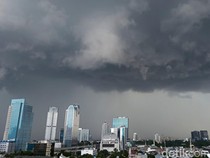 Penampakan Mendung Hitam Menggelayut di Langit Jakarta