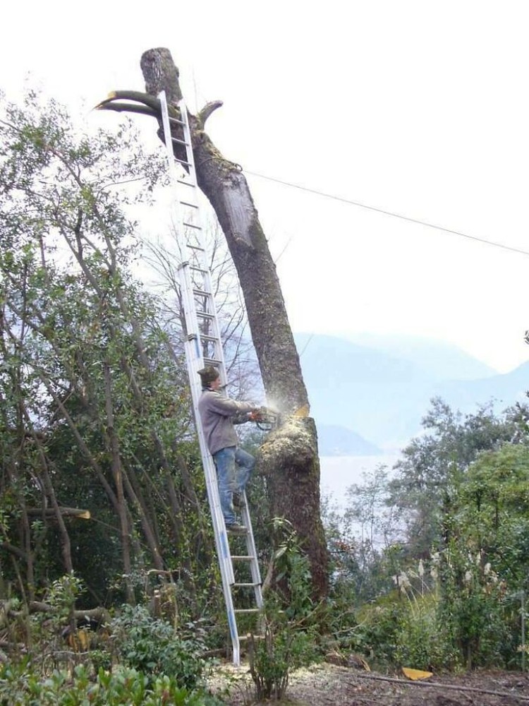 Para pekerja ini punya caranya sendiri dalam menyelesaikan tugasnya. Apa itu keselamatan kerja, yang penting kerjaan selesai.