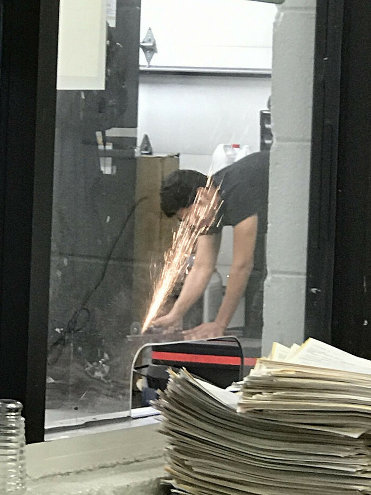Potret Pekerja Abai Protokol Keselamatan Kerja, Menantang Maut Para pekerja ini punya caranya sendiri dalam menyelesaikan tugasnya. Apa itu keselamatan kerja, yang penting kerjaan selesai.