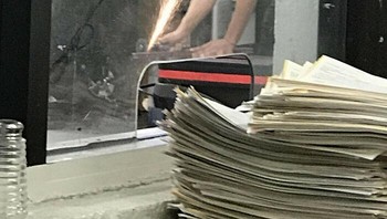 Hebat sekali, tanpa pelindung mata maupun keFoto: (Bored Panda).