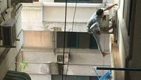 Kayaknya syarat kerja di tempat ini, ada persyaratan tambahan yakni: bisa merayap seperti Spiderman di tembok.