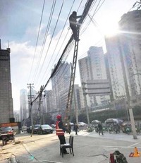 Para pekerja ini punya caranya sendiri dalam menyelesaikan tugasnya. Apa itu keselamatan kerja, yang penting kerjaan selesai.
