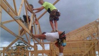 Selagi bisa menyusahkan rekan kerja, kenapa nggak ya kan. Foto: (Bored Panda).