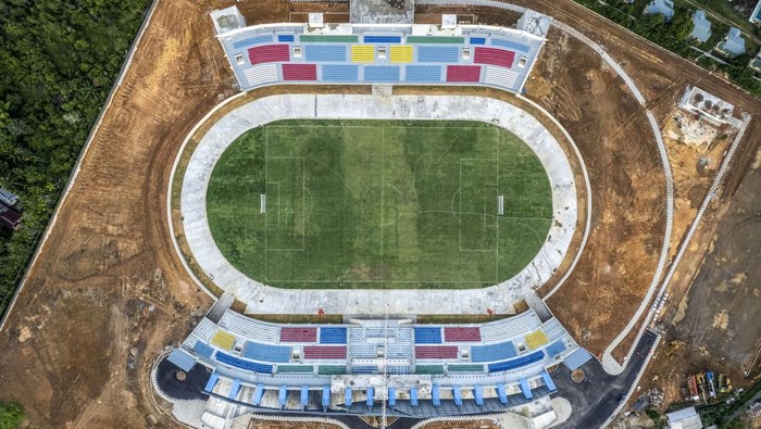 Progres Terkini Pembangunan Stadion Swarnabhumi Jambi Foto udara pembangunan Stadion Swarnabhumi di Muaro Pijoan, Muaro Jambi, Jambi, Sabtu (4/1/2025). Pembangunan tahap I stadion dengan investasi awal sebesar Rp250 miliar tersebut telah selesai akhir Desember 2024, namun masih belum dibuka untuk umum. ANTARA FOTO/Wahdi Septiawan/agr