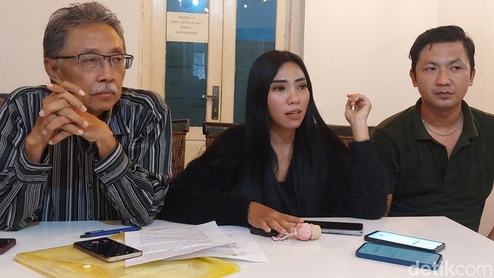 Putri didampingi kuasa hukum saat berbicara di hadapan awak media