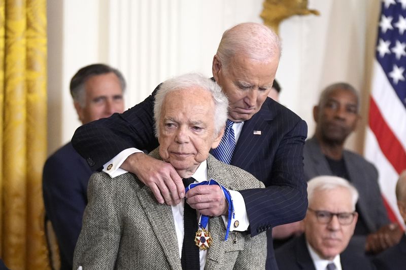Ralph Lauren dan Joe Biden President Joe Biden, right, presents the Presidential Medal of Freedom, the Nation's highest civilian honor, to fashion designer Ralph Lauren in the East Room of the White House, Saturday, Jan. 4, 2025, in Washington. (AP Photo/Manuel Balce Ceneta)
