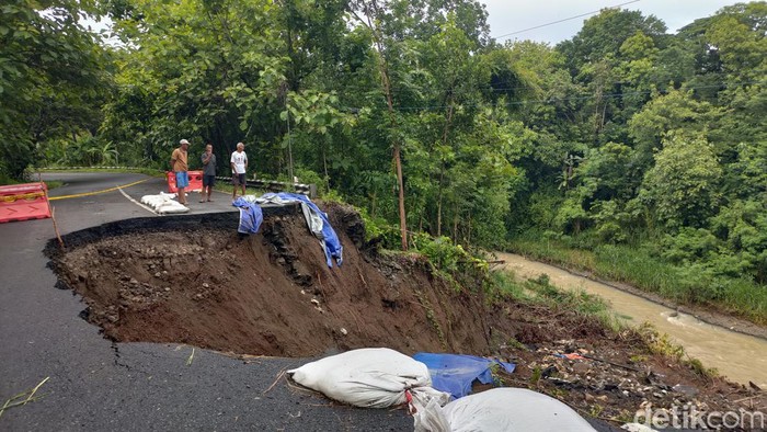 Ruas Jalan Kulon Progo-Purworejo, di Nanggulan longsor lagi, Minggu (5/1/2025). Akibatnya ruas jalan ini hanya tersisa 2 meter.