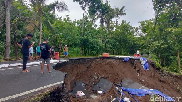 Ruas Jalan Kulon Progo-Purworejo, di Nanggulan longsor lagi, Minggu (5/1/2025). Akibatnya ruas jalan ini hanya tersisa 2 meter.