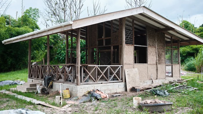 Rumah terbuat dari rumput, tanah liat, dan kayu