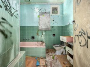 Terbengkalai 3 Dekade, Rumah Penuh Bahaya Ini Mendadak Jadi Rebutan