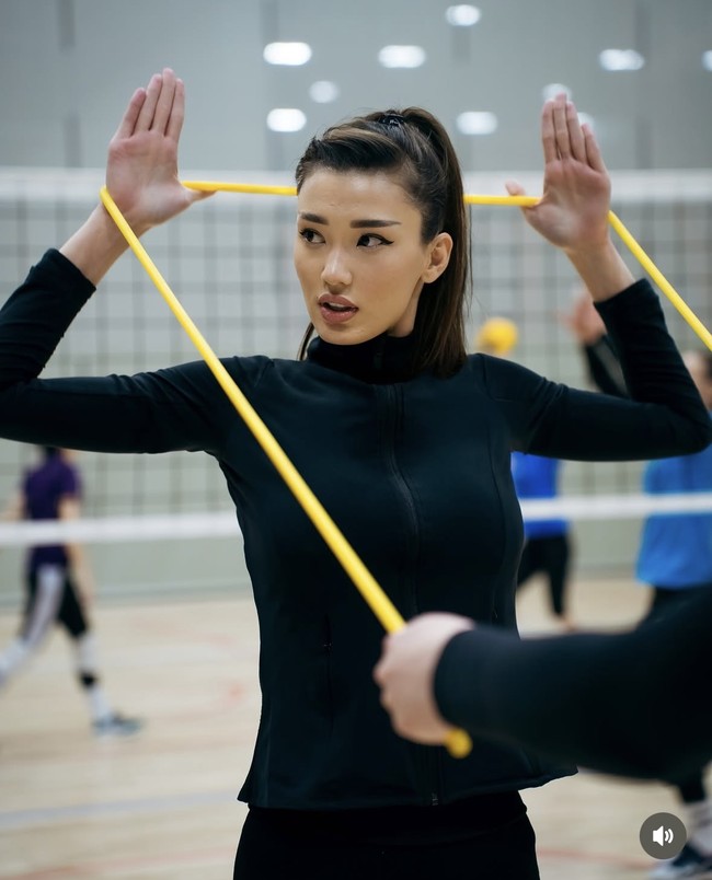 Pesona Sabina Altynbekova viral menjadi perbincangan di Indonesia sejak tampil bersama timnas Kazakhstan U-23 di Kejuaraan Voli Junior Asia 2014 di Taiwan. Popularitasnya ditandai dengan 1,1 juta followers di Instagram @altynbekova_20. Foto: dok. Instagram @altynbekova_20