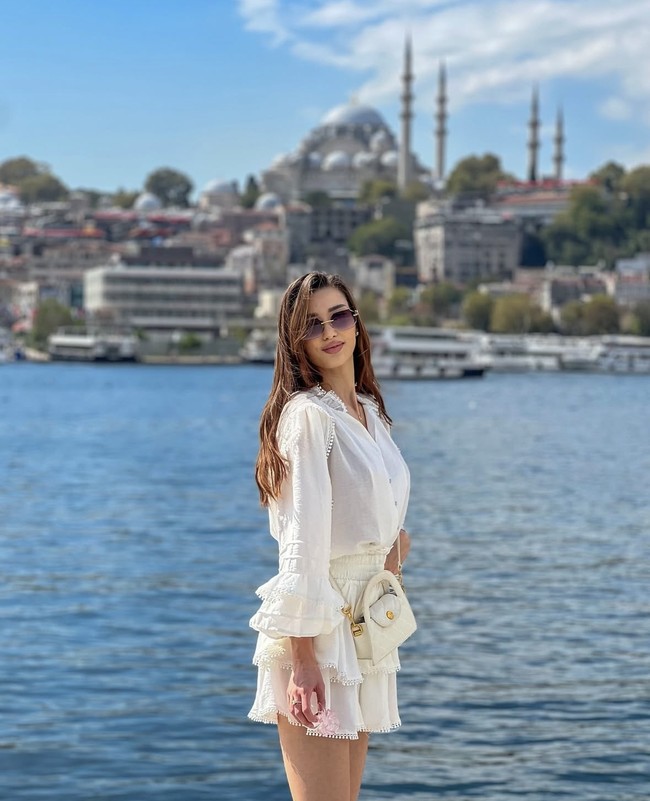 Sabina Altynbekova memulai karier profesionalnya setelah bergabung dalam timnas voli putri Kazakhstan U-18 di usia 16 tahun. Dia bahkan dipercaya sebagai kapten. Foto: dok. Instagram @altynbekova_20