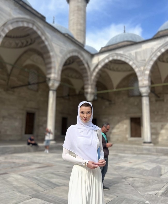 Netizen Indonesia sempat dihebohkan dengan penampilan Sabina Altynbekova memakai hijab di Instagram. Pevoli cantik itu diketahui beragama Islam. Dalam beberapa pertandingan, Sabina juga terlihat memakai kalung berbentuk bintang dan bulan sabit sebagai salah satu lambang Islami. Foto: dok. Instagram @altynbekova_20