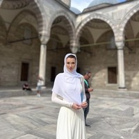 Netizen Indonesia sempat dihebohkan dengan penampilan Sabina Altynbekova memakai hijab di Instagram. Pevoli cantik itu diketahui beragama Islam. Dalam beberapa pertandingan, Sabina juga terlihat memakai kalung berbentuk bintang dan bulan sabit sebagai salah satu lambang Islami. Foto: dok. Instagram @altynbekova_20