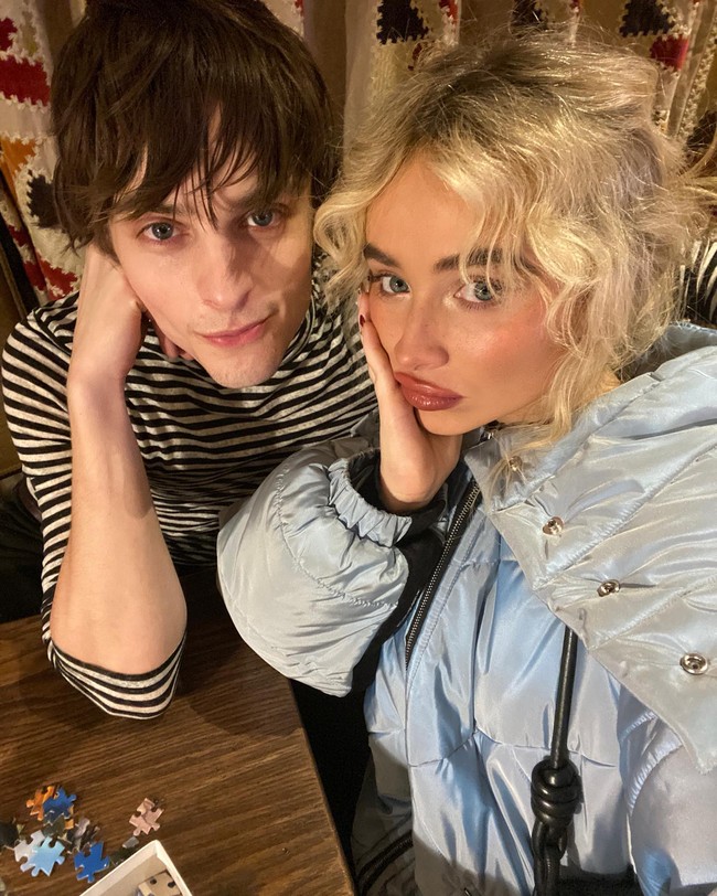 Dalam foto, Sabrina terlihat punya rambutnya bergelombang yang kali ini dibiarkan tidak ditata. Wanita 25 tahun itu hanya menguncirnya saja. Foto: Instagram Sabrina Carpenter