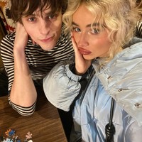 Dalam foto, Sabrina terlihat punya rambutnya bergelombang yang kali ini dibiarkan tidak ditata. Wanita 25 tahun itu hanya menguncirnya saja. Foto: Instagram Sabrina Carpenter