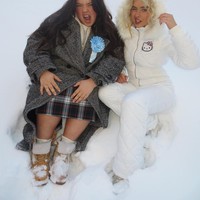 Gaya musim dingin Sabrina pun jadi sorotan fans sat ia mengenakan setelan jaket dan celana puffer bermotif Hello Kitty yang menggemaskan. Foto: Instagram Sabrina Carpenter