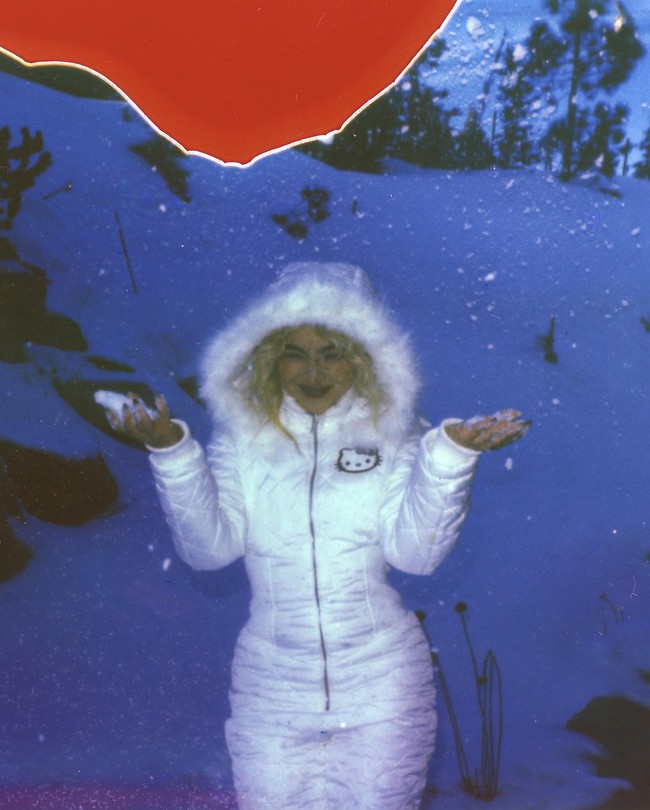 Sabrina Carpenter mengunggah momennya menghabiskan pergantian tahun baru. Dalam foto di Instagram, penyanyi tersebut memperlihatkan gayanya yang lebih santai tidak seperti ciri khasnya di panggung.Foto: Instagram Sabrina Carpenter