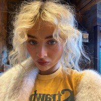 Tak disangka penampilan asli Sabrina menuai perdebatan, Beberapa netizen mengaku merasa tertipu dengan penampilan panggungnya. Tapi tentu tak sedikit yang membela Sabrina dan mengatakan pelantun ‘Please, please, please’ itu lebih cantik tanpa riasan. Foto: Instagram Sabrina Carpenter