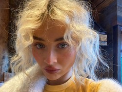 Penampilan Langka Sabrina Carpenter Tanpa Makeup & Hair Do, Bikin Pangling