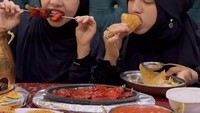Memiliki 10 saudara kandung membuatnya terbiasa kompak sejak kecil. Makan bersama bukan lagi hal yang aneh melainkan menjadi rutinitasnya. Foto: Instagram/genhalilintar