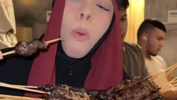 Sering keliling dunia membuat Sajidah selalu rindu makanan Indonesia. Ketika menyambangi restoran Indonesia menu sate akan dipesan terlebih dahulu untuk melepas rasa rindu lidahnya pada makanan Indonesia. Foto: Instagram/genhalilintar
