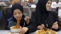 Bersama adiknya, ia juga kerap membuat konten kocak. Seperti aksi mencuri makanan adiknya tetapi adiknya juga mencuri makanan miliknya. Foto: Instagram/genhalilintar