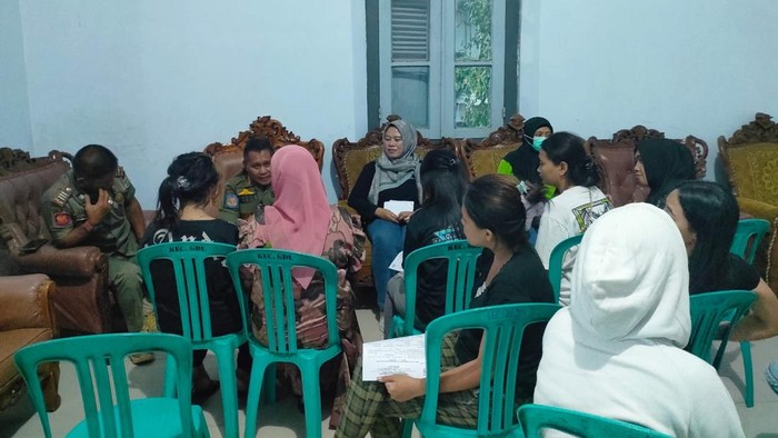 Sejumlah pelayan perempuan warkop cetol Pasar Gondanglegi yang diamankan di Kantor Satpol PP Malang.