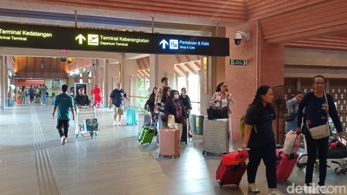 Sejumlah penumpang mendarat di Bandara Internasional I Gusti Ngurah Rai, Bali, Minggu (5/1/2025). (Foto: Aryo Mahendro/detikBali)