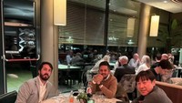 Begitu juga dengan momen yang satu ini. Shin Tae-yong selalu mengadakan waktu berdikusi sembari makan malam di restoran. Foto: Instagram Shin Tae-yong