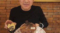 Sementara itu, itu adalah momen Shin Tae-yong ketika berpose sembari membawa kue ulang tahun varian cokelat dari temannya. Foto: Instagram Shin Tae-yong