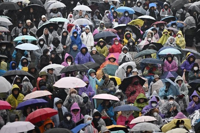 Supporters of impeached South Korea president Yoon Suk Yeol take part in a rally near his residence as snow falls in Seoul on January 5, 2025. Rival South Korean protesters were set to brave a snowstorm January 5 over suspended President Yoon Suk Yeol who was still resisting arrest less than 48 hours before the warrant expires. (Photo by Philip FONG / AFP)