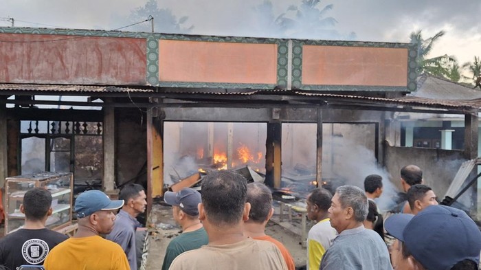 Tiga rumah warga di Kabupaten Sorong, Papua Barat Daya, hangus terbakar. Kebakaran itu dipicu anak-anak yang bermain api di lokasi.