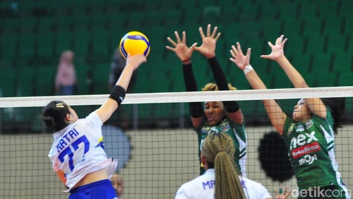 Spike pemain BJB Tandamata, Ratri coba dihadang pemain Yogya Falcons, Minggu (5/1/2025).