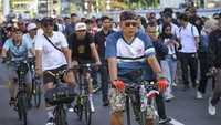 Selain jalan sehat, banyak juga warga yang olahraga sepeda.