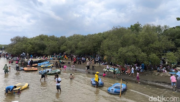Suasana di Pantai Kejawanan Cirebon.