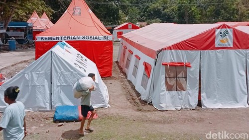 Suasana pos pengungsian Gunung Lewotobi Laki-laki di Desa Kobasoma, Kecamatan Titehena, Flores Timur, NTT. (Foto: Yurgo Purab/detikBali)