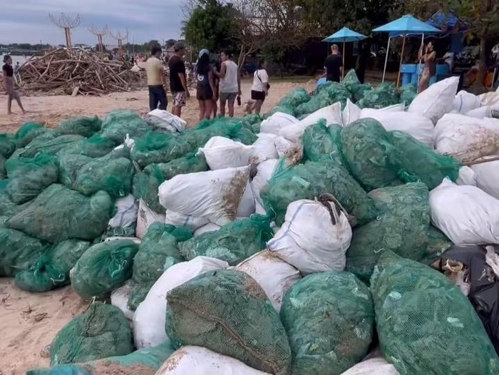 Tumpukan karung berisi sampah plastik di Pantai Kedonganan, Minggu (5/1/2024).