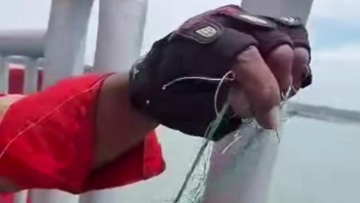 Tangkapan layar video viral temuan benang nilon setinggi leher pemotor di Jembatan Suramadu.