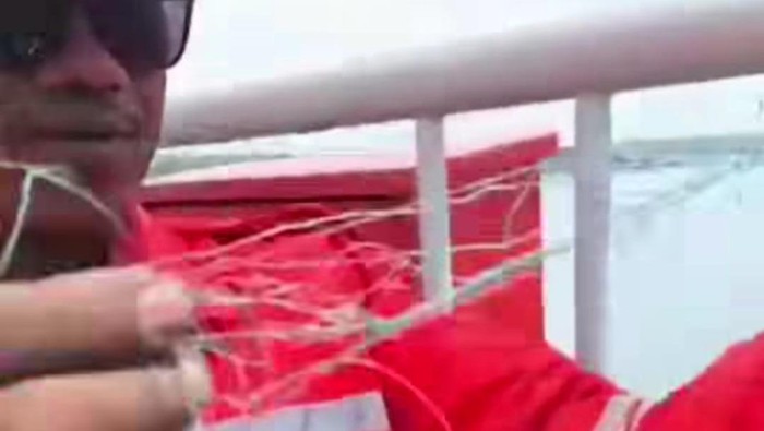 Tangkapan layar video viral temuan benang nilon setinggi leher pemotor di Jembatan Suramadu.
