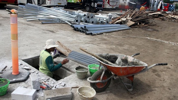 Sebuah bus melintas di lokasi proyek revitalisasi Terminal Arjosari, Malang, Jawa Timur, Sabtu (04/1/2025). Proyek senilai Rp24 miliar dari Kementerian Perhubungan tersebut memasuki tahap penyelesaian akhir dan diperkirakan akan tuntas pada akhir Januari 2025. ANTARA FOTO/Ari Bowo Sucipto/Spt.