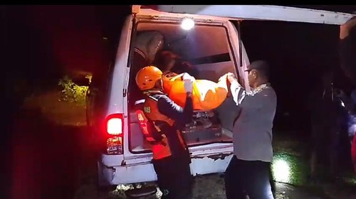 Tim SAR mengevakuasi nelayan yang tewas tenggelam saat memancing di Pantai Kataba, Desa Oenaek, Kecamatan Kupang Barat, Kabupaten Kupang, NTT. (Foto: Dok. Basarnas Kupang)