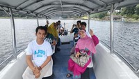 Mengitari danau dengan perahu motor.