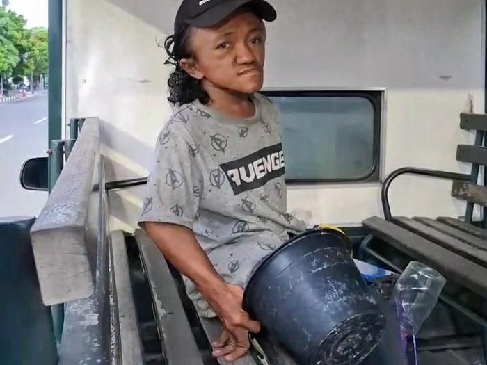 Tangkapan layar aksi pengemis difabel yang meresahkan karena menyundutkan rokok ke pemotor di Tegal. Foto diunggah Kamis (2/1/2025).