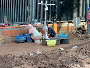 Banjir Bandang Rengel Surut, Lumpur Masih Numpuk di Jalan
