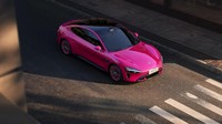 “Dua hari lagi sampai 2025! Xiaomi akan berumur 15…dan kita merayakannya dengan gaya,” ujar Lei Jun sembari mengeluarkan unggahan produk berwarna pink magenta. Foto: dok. Xiaomi
