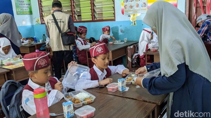 1.386 Pelajar Tulungagung Nikmati Makan Bergizi Gratis Hari Pertama